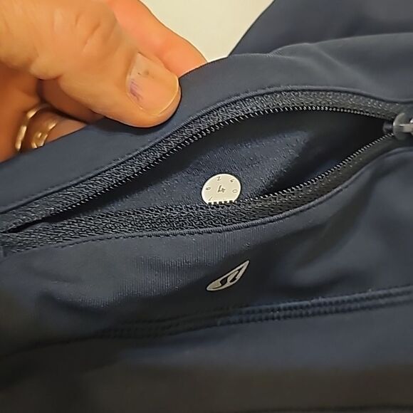 Lulu Lemon blue leggings with side pockets size 4 - Picture 7 of 8